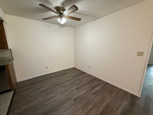 Foto del edificio - Three bedroom duplex with vinyl flooring. ...