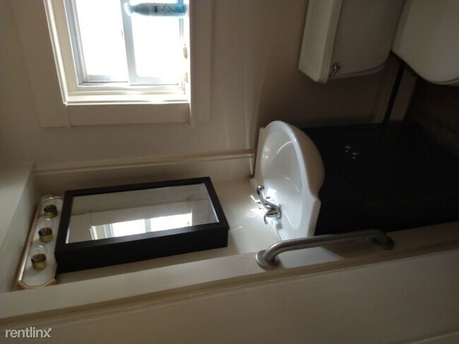 Building Photo - 12 E Liberty St