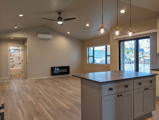 Building Photo - Gorgeous 2-Bedroom, 2-Bath Home In Eugene!