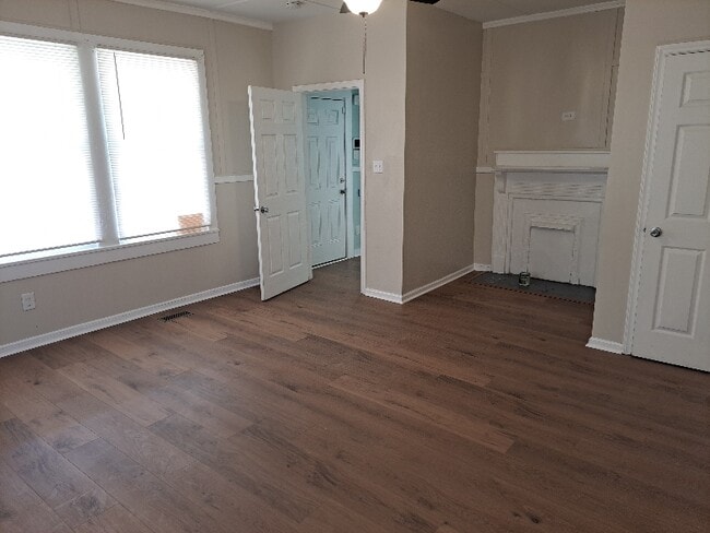 Building Photo - 1004 W 5th Ave