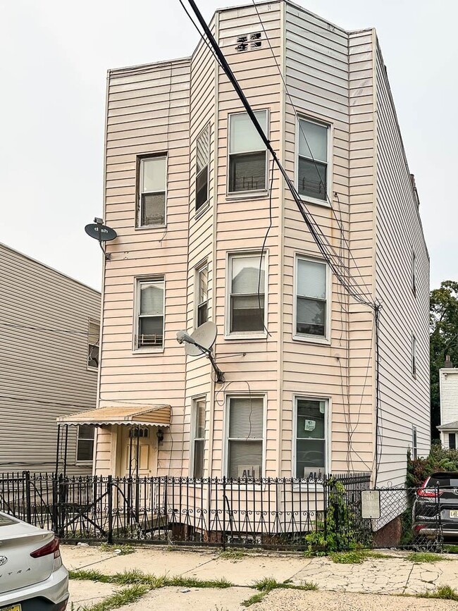 Building Photo - 170 St Pauls Ave