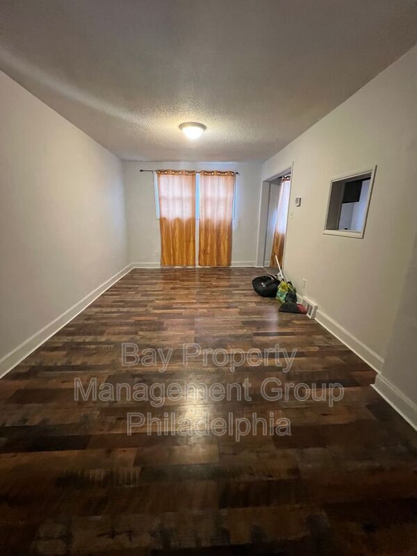 Foto del edificio - 7512 Woodbine Ave