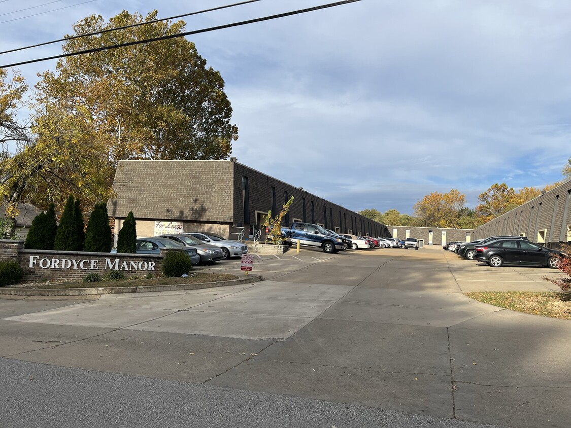 Complex front view - 16 Fordyce Mnr