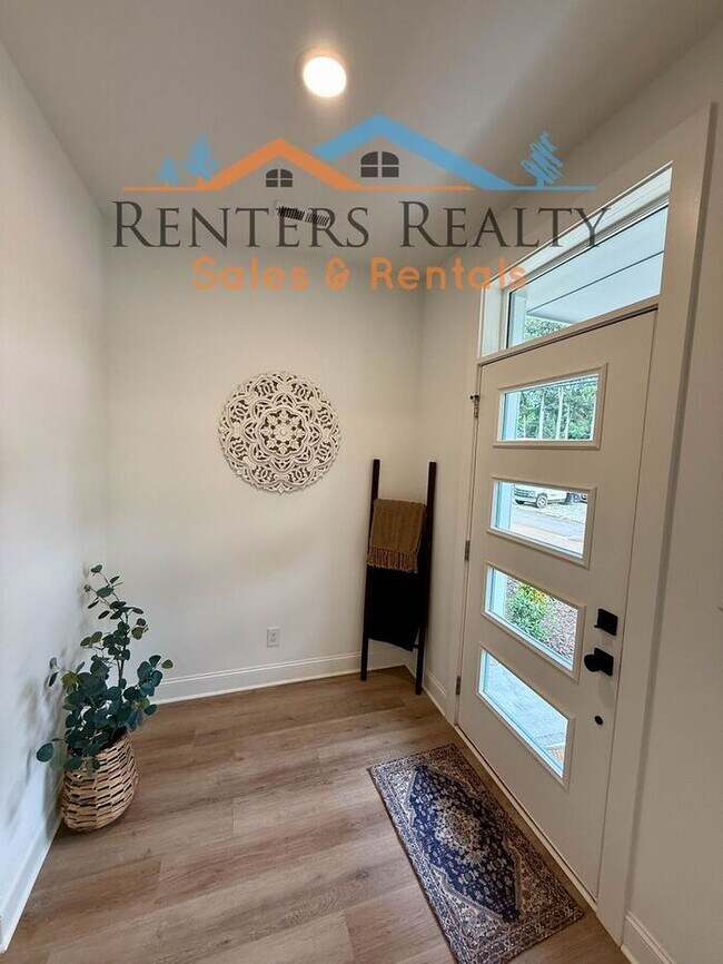 Building Photo - Stunning 3 Bedroom with Rooftop Terrace