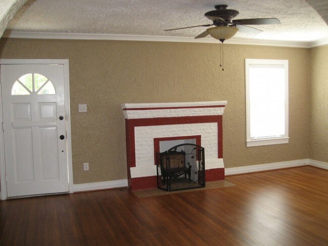 Building Photo - Charming home near Utica Square