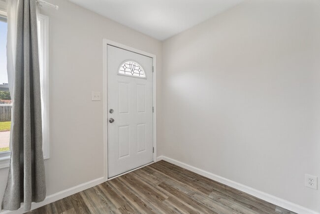 Building Photo - 2884 Bamberg Pl