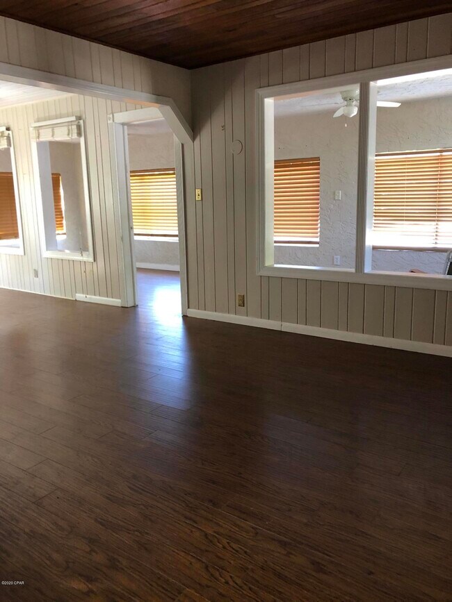 Foto del edificio - 220 Wisteria Ln