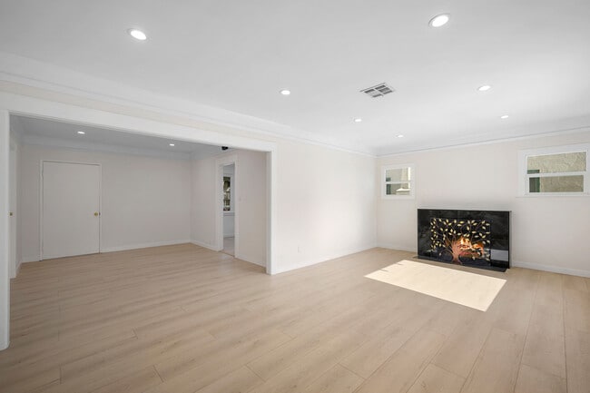 Building Photo - 525 W Wilson Ave