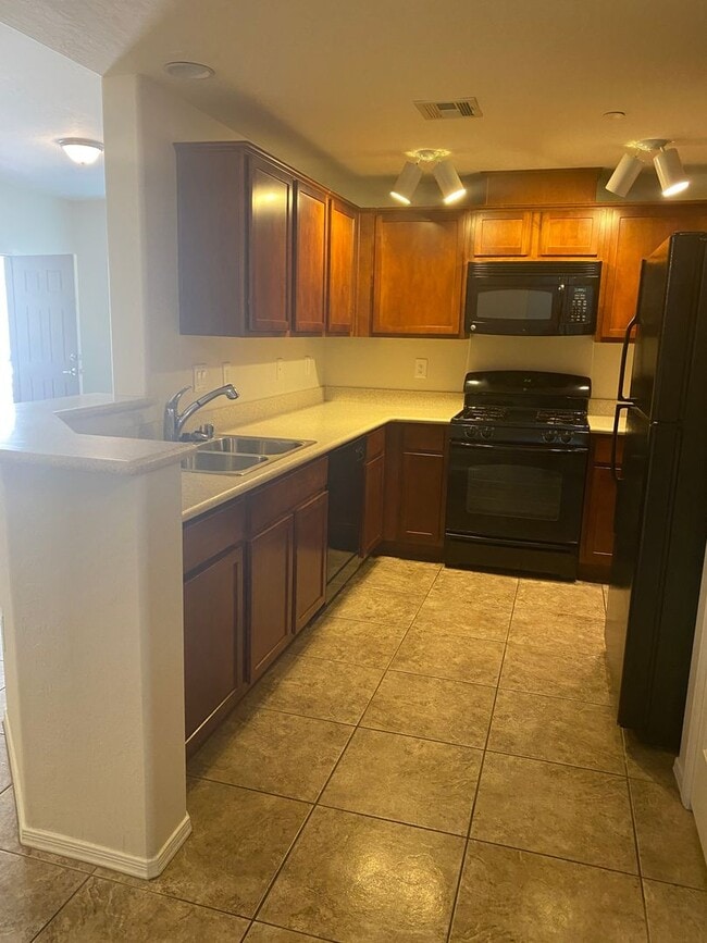 Building Photo - 6868 Sky Pointe Dr