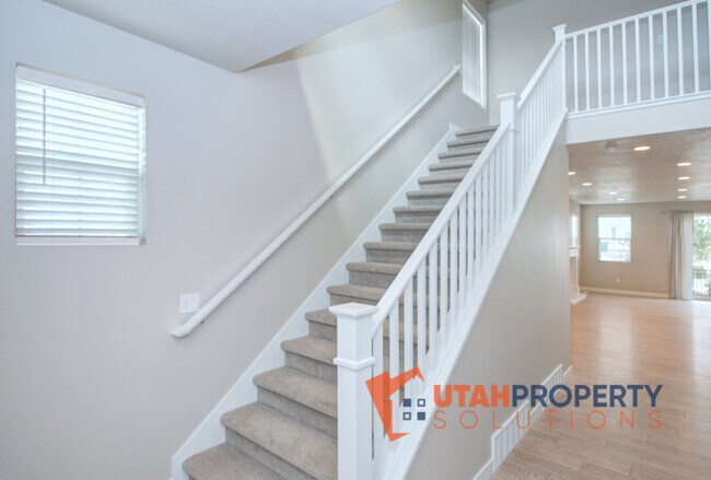 Building Photo - 5002 Evergreen Ln