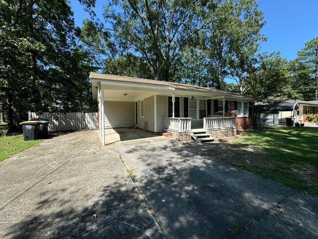 Building Photo - 2/2 Charming House in Garden Lakes $1,296