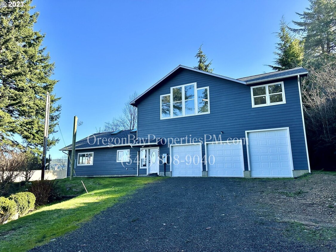 Primary Photo - Coos River Hwy: 4bdrm/4ba Pet Friendly Home