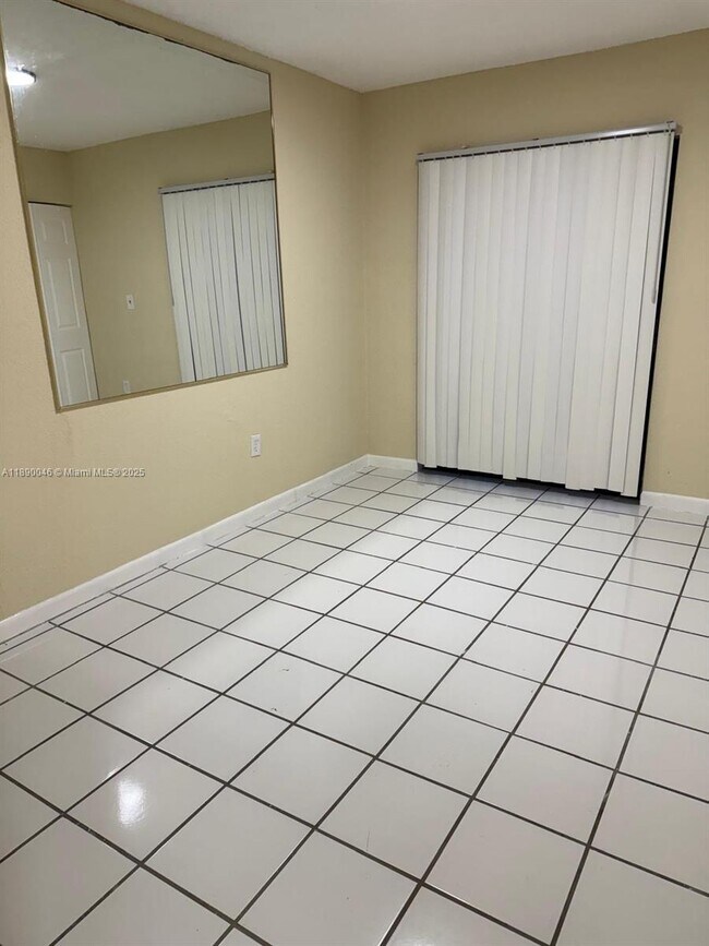 Foto del edificio - 2341 W 66th Pl