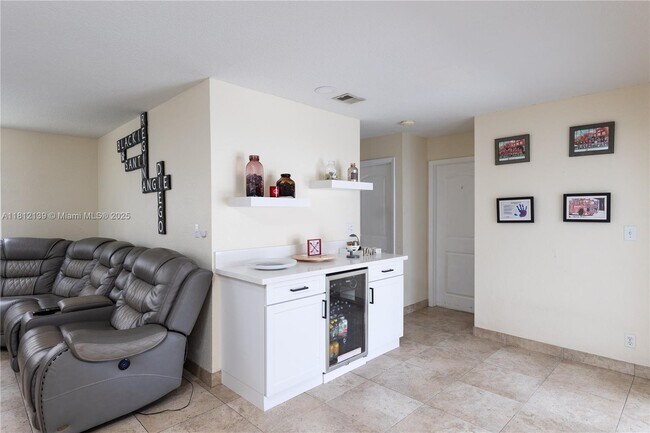 Foto del edificio - 2400 NW 103rd Ave
