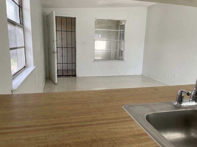 Building Photo - 8153 Saint Andrew AptC