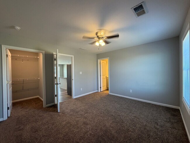 Foto del edificio - Now Pre-Leasing: Spacious 3 Bedroom Home