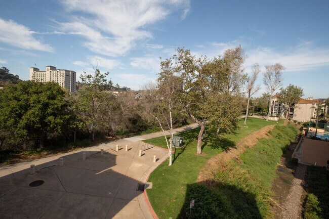 Foto del edificio - 2 Bedrooms | 2 Bathrooms | Shoppers Paradise