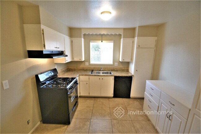 Building Photo - 2166 Pantages Cir