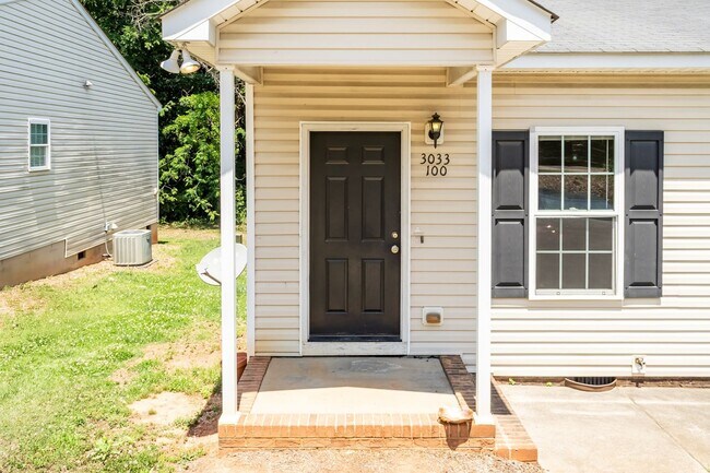 Foto del edificio - Nice 1 bed/1 bath duplex minutes from downtown Raleigh