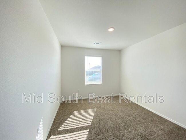 Foto del edificio - 44 Kelton Ln