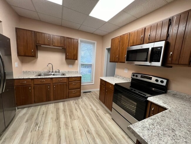 Building Photo - Newly Remodeled 4 Bed House Available Now!