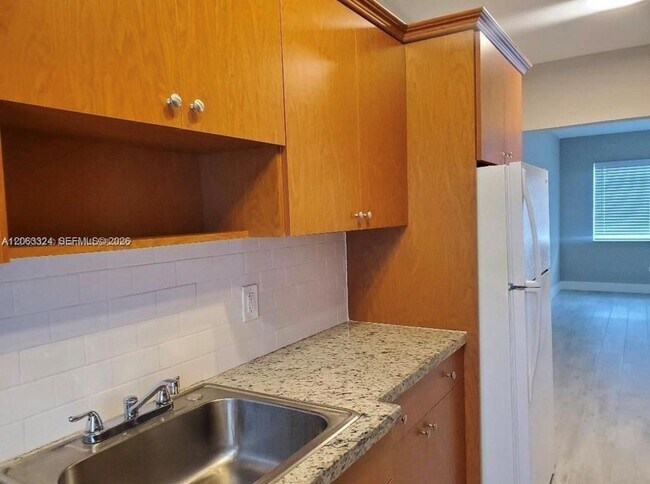 Foto del edificio - 8035 Byron Ave