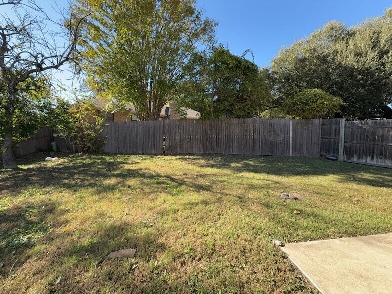 Building Photo - 6920 Misty Meadow Dr S