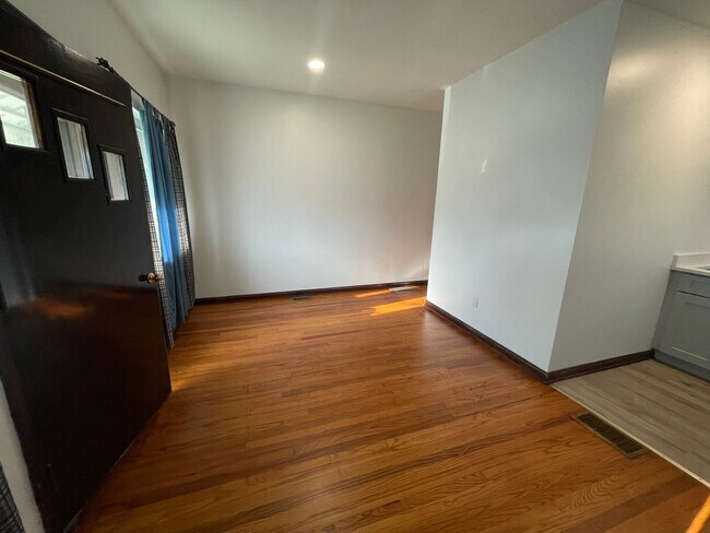 Foto del edificio - 2 Bedroom 1.5 Bath  house available now!