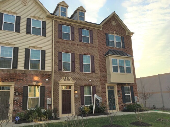 Building Photo - Gorgeous 3 BR/4 BA Townhome in Greenbelt!