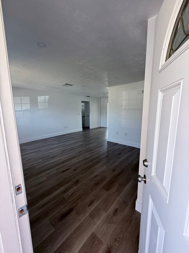 Building Photo - 2702 Ochatilla Rd