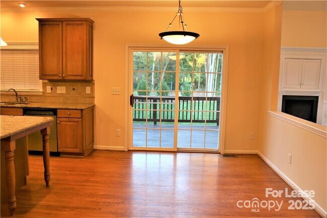 Foto del edificio - 913 Lillieshall Rd