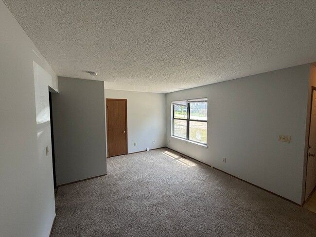 Building Photo - Refreshed 2-Bedroom Duplex in the Heart of...