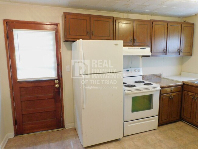 Building Photo - Cute 2 Bedroom/1Bath Cottage on a Cul de Sac