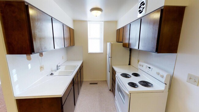 Building Photo - 607 100 E