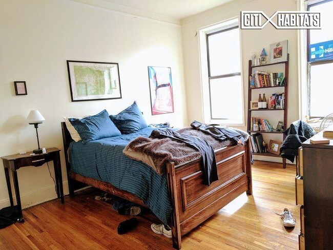 Foto del edificio - 302 E 3rd St