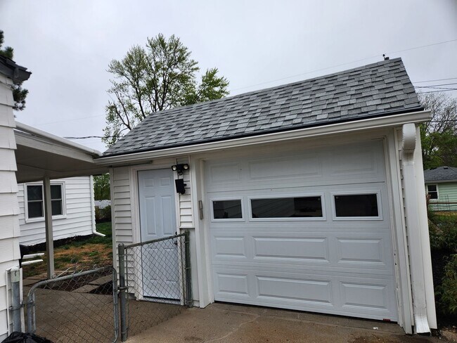 Building Photo - 3/2 newly remodeled, with 1 car garage and...