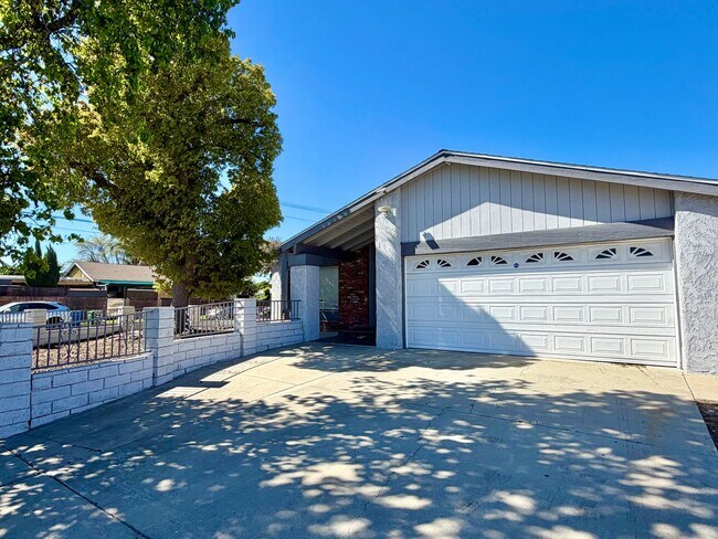 Building Photo - Spacious 4b 2b single-story house in Winnetka!