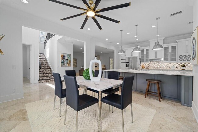 Building Photo - 4802 W Beachway Dr