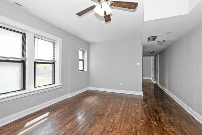 Foto del edificio - New Renovation - Condo Quality 2-bedroom Apartment! No Security Deposit!