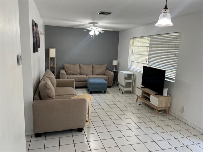 Foto del edificio - 222 NE 23rd Ave