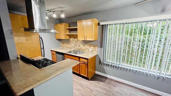 Foto del edificio - 12811 Caswell Ave