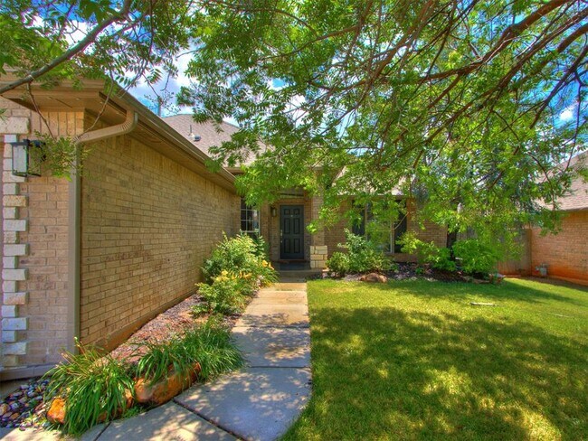 Building Photo - 16616 Hardwood Pl