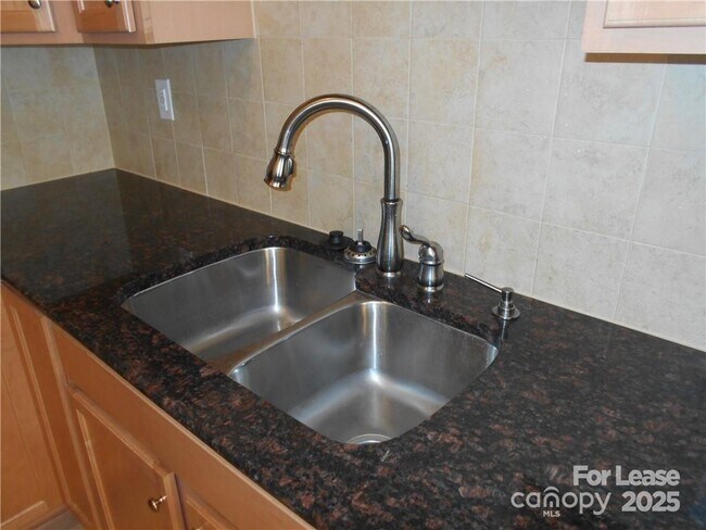 Foto del edificio - 2605 Silverthorn Dr