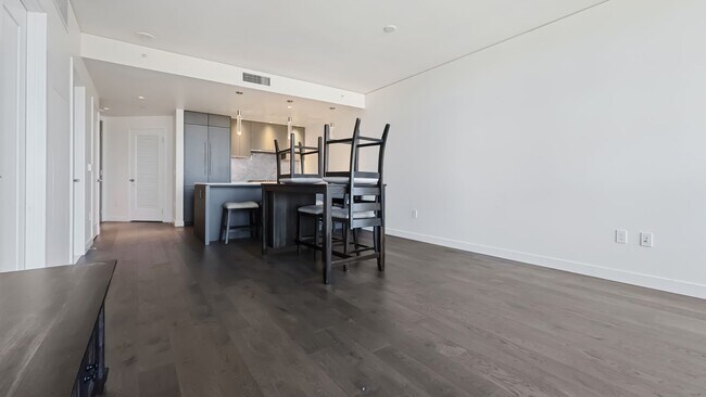 Building Photo - Luxury 1 Bed • 1 Bath at Spire Condominiums
