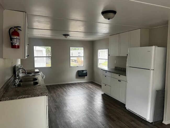 Foto del edificio - Newly Renovated 2/1 in Lake Front Community