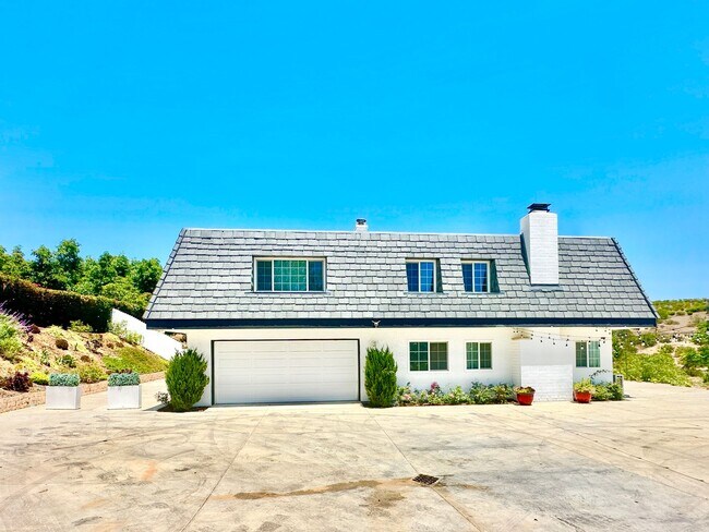 Foto del edificio - Breathtaking Custom Country Two-Story Home, Fully Remodeled & Beautifully Appointed on Private 20...
