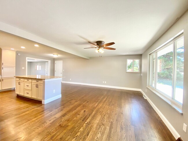 Foto del edificio - Spacious & Updated Home in Lakewood!-Open ...