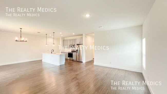 Building Photo - 905 Toluca St SE