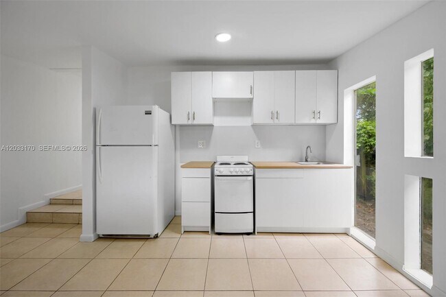 Foto del edificio - 348 NE 58th St