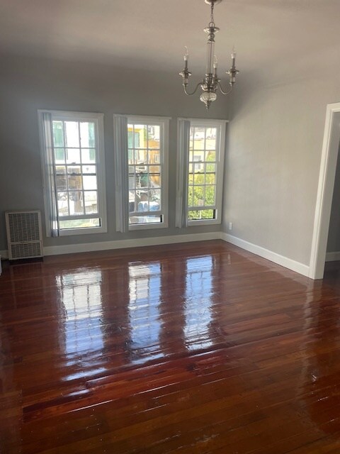 Living Space Many Windows - 1921 Whitley Ave